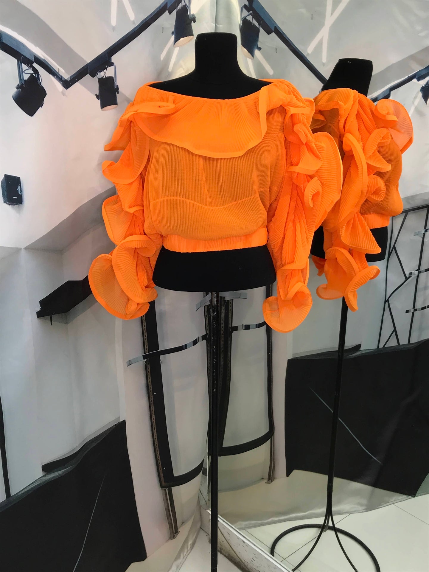 Blusa naranja manga larga con drapeado y olanes
