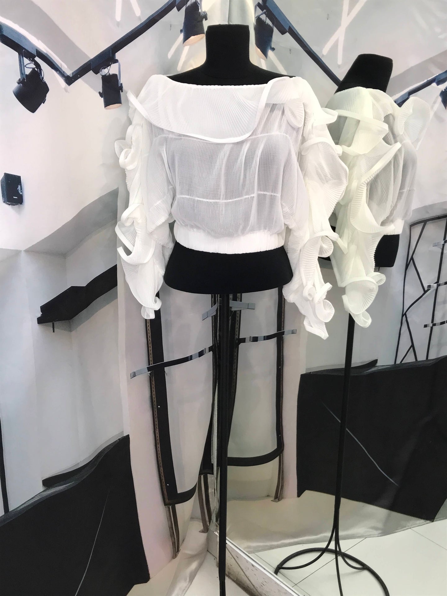 Blusa blanca manga larga con drapeado y olanes