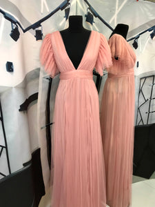 Vestido largo rosa de tul con relieve en manga
