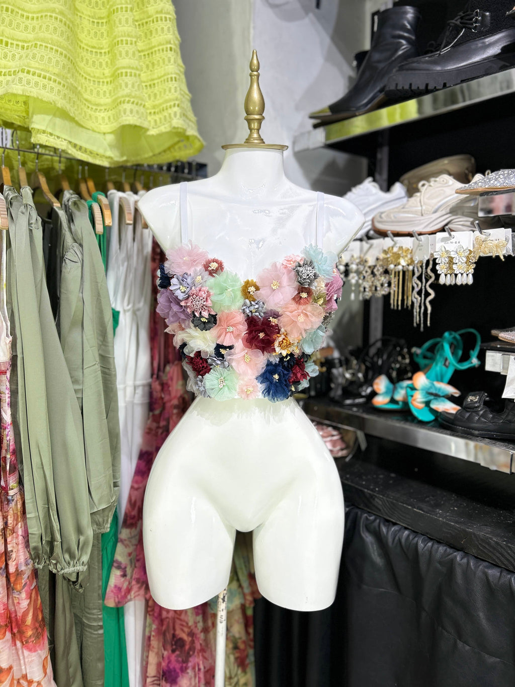 Corset con flores en relieve multicolor
