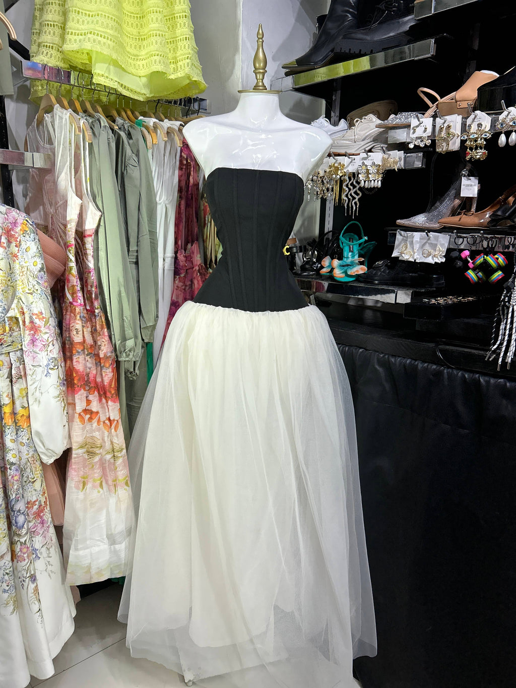 Vestido largo bicolor strapless con tul parte baja