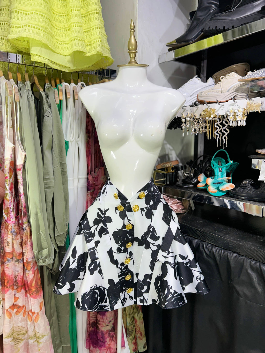 Falda satinada blanca con flores negras y botoes dorados