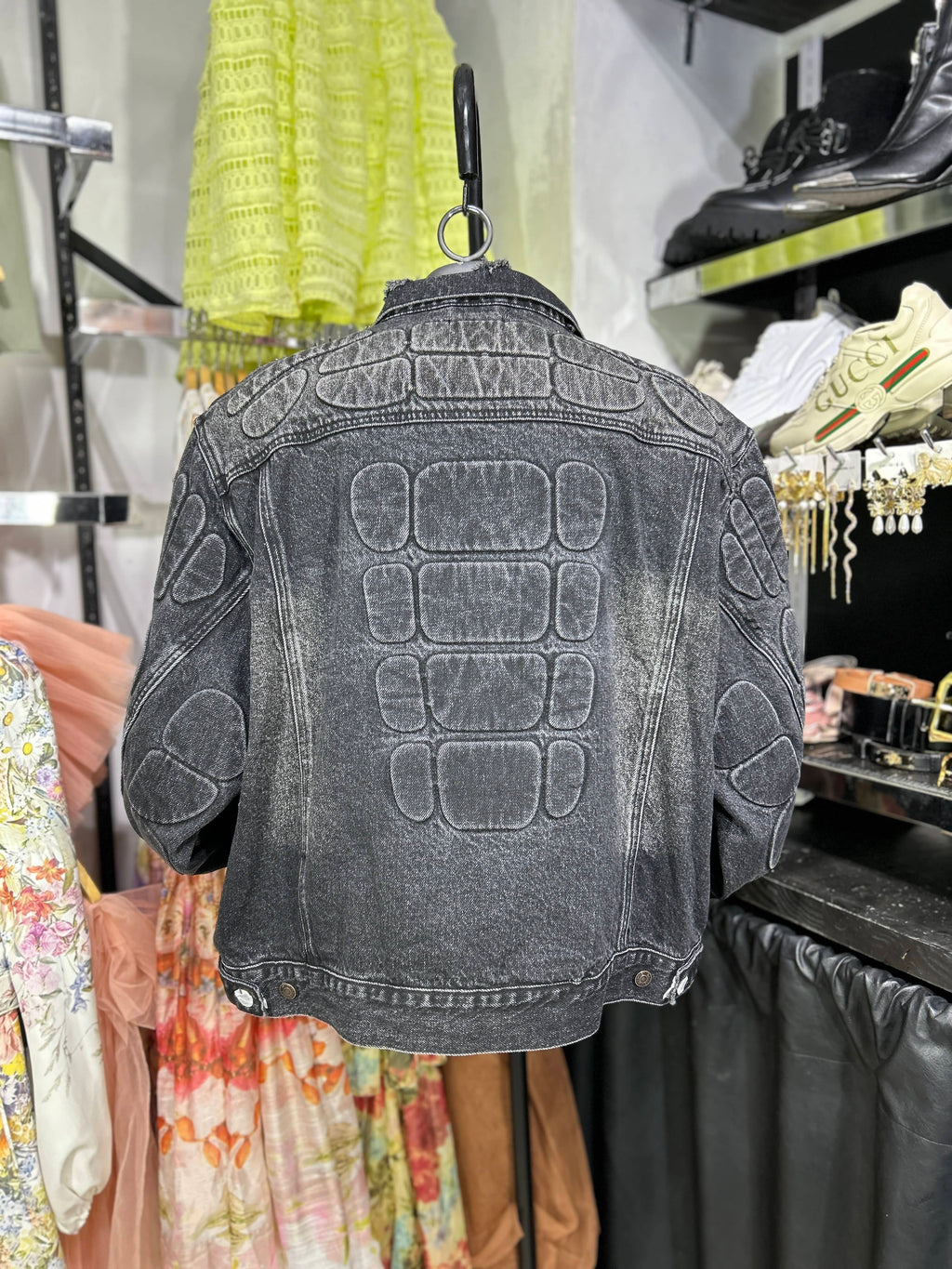 Chamarra negra Balenciaga de mezclilla con desgaste y relieves