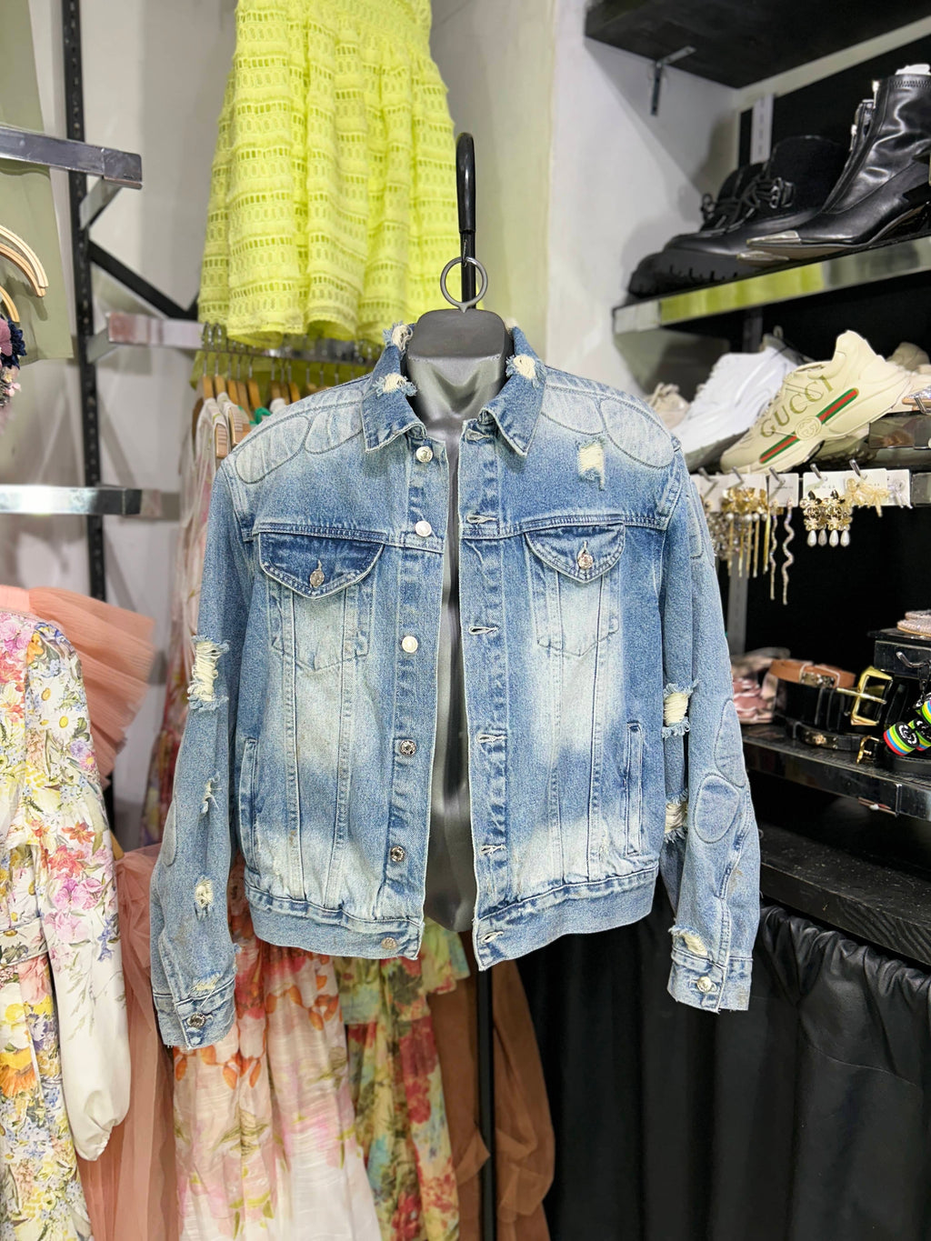 Chamarra Balenciaga de mezclilla con desgaste y relieves