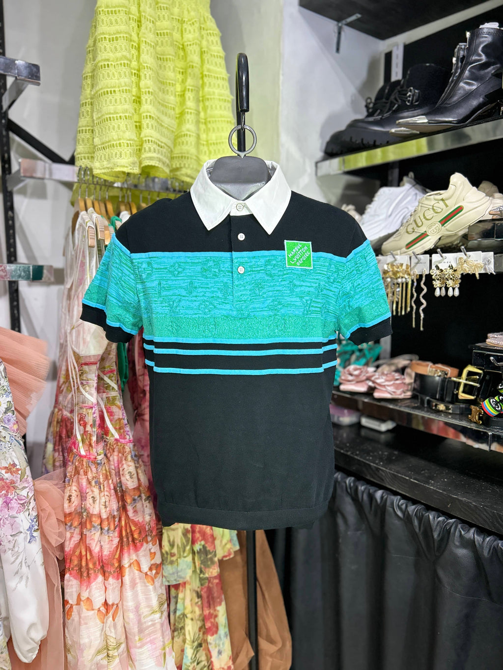 Playera LV tipo polo negra con detalles azules