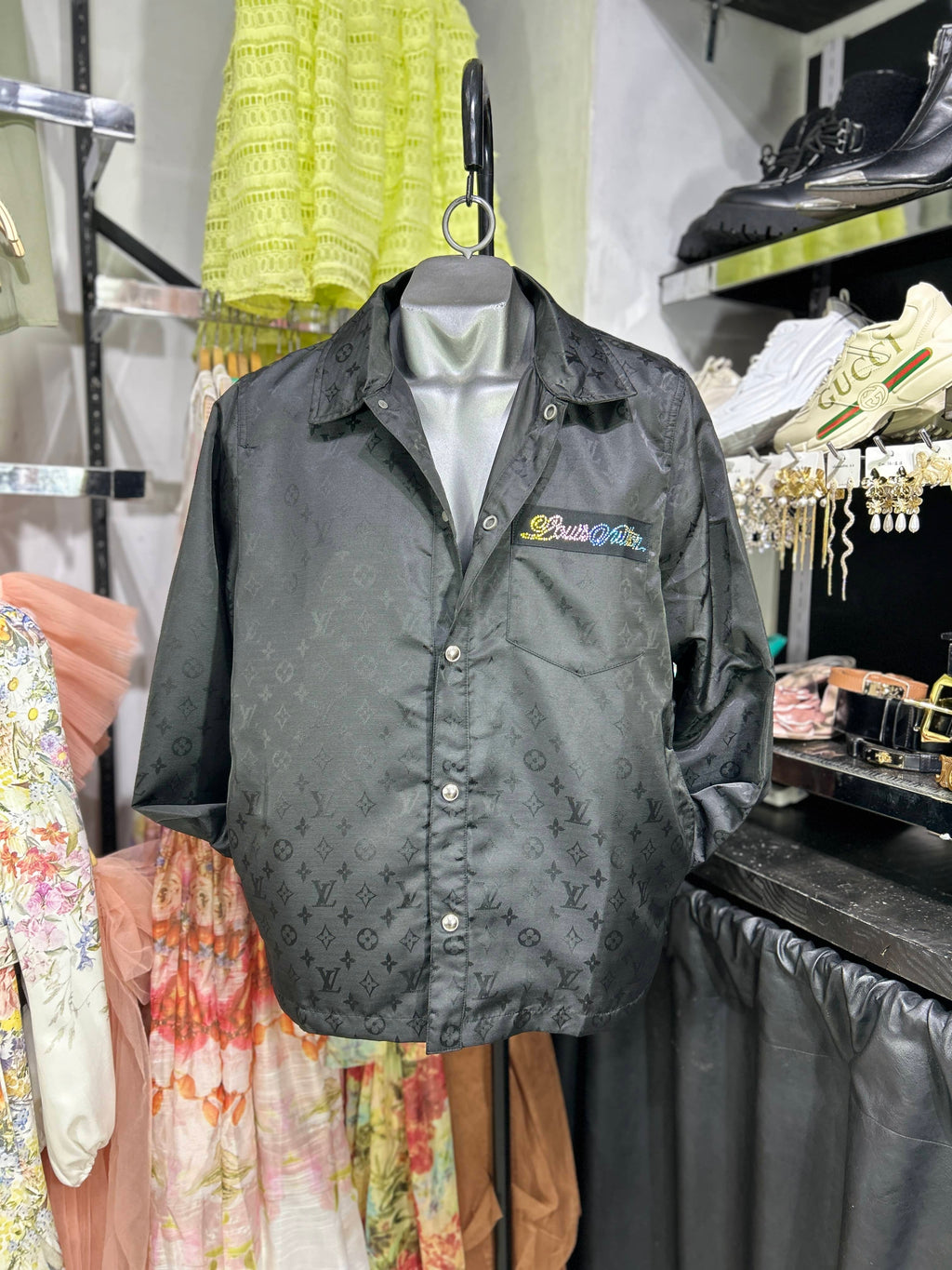 Chamarra ligera LV negra monograma y detalles en pedreria