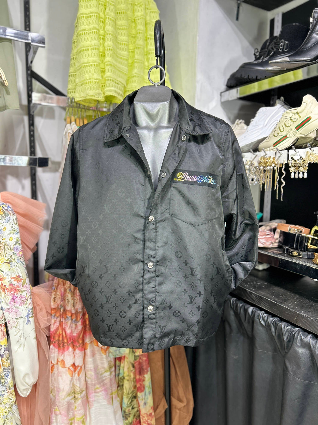 Chamarra ligera LV negra monograma y detalles en pedreria