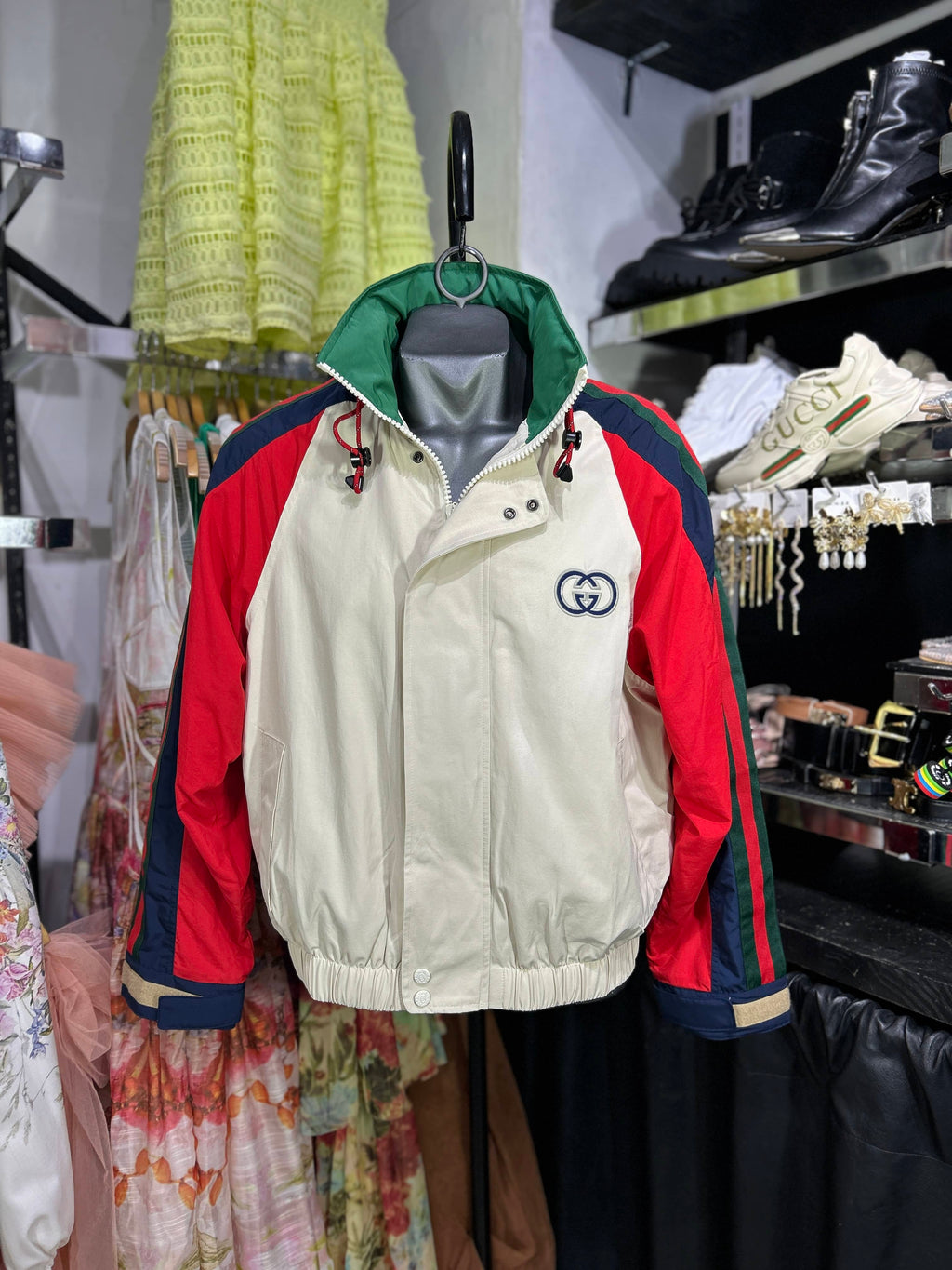 Chamarra ligera gucci con mangas coloridas