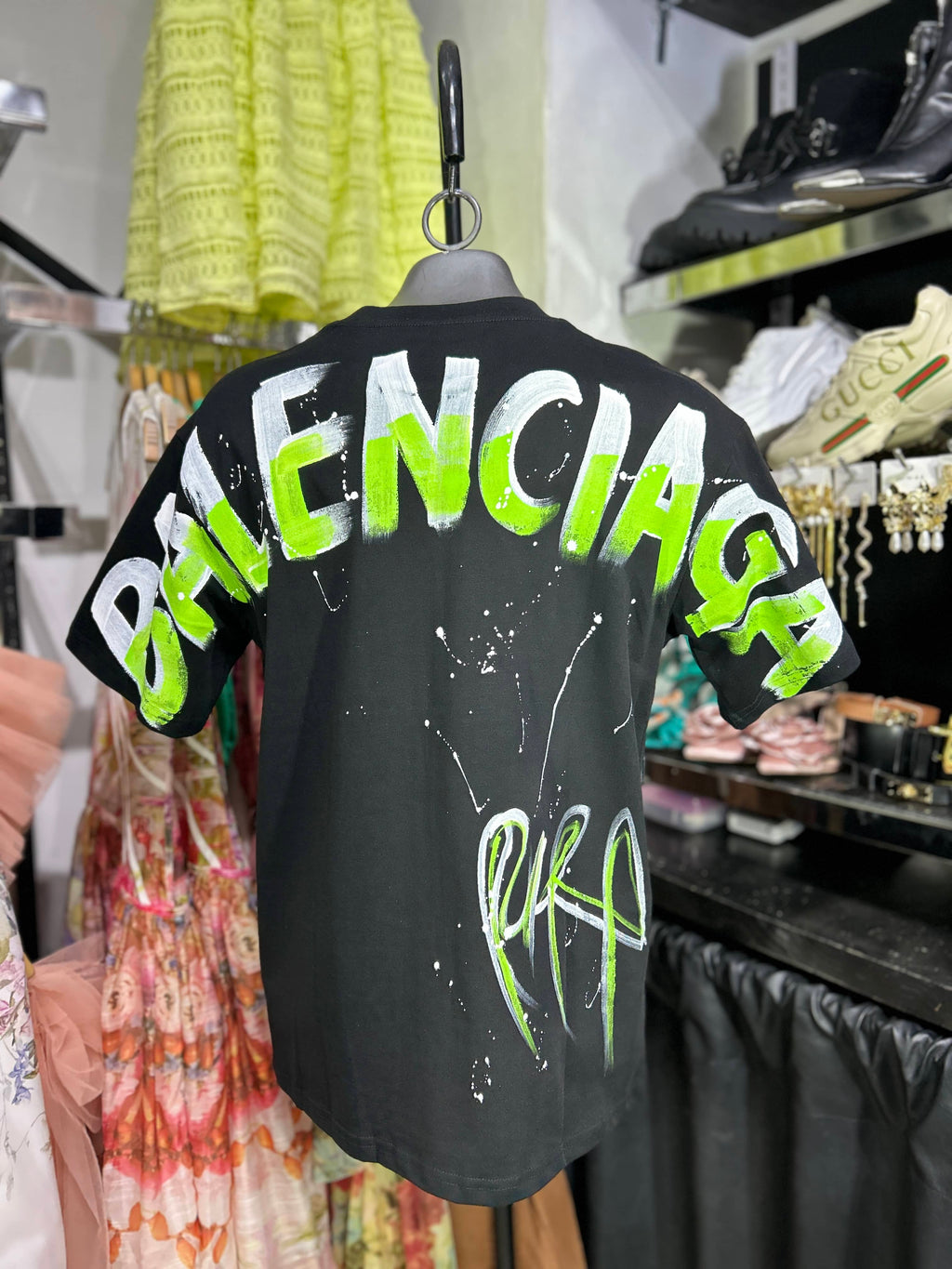 Playera negra balenciaga letras verdes