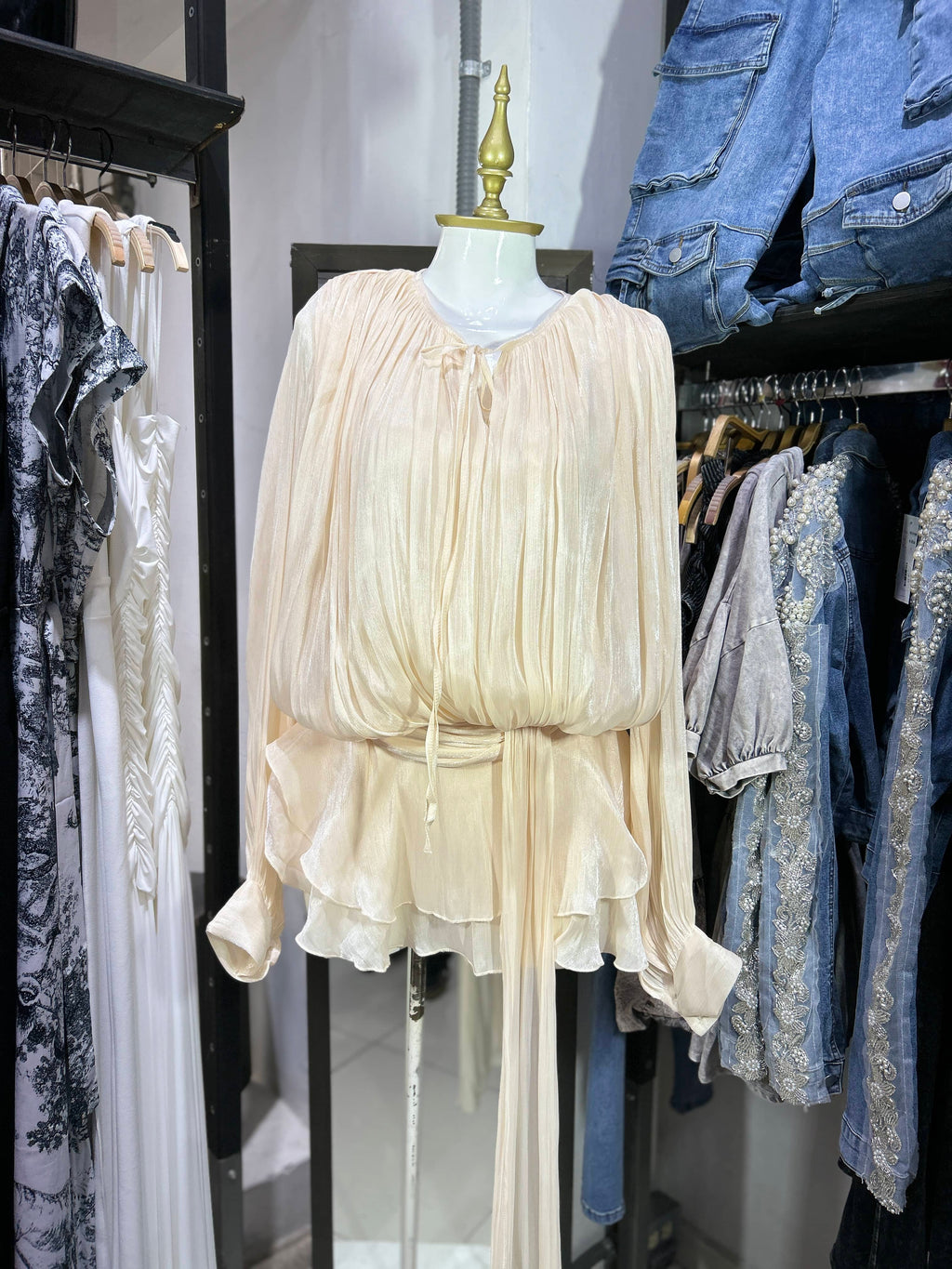 Vestido ivory satinado manga larga