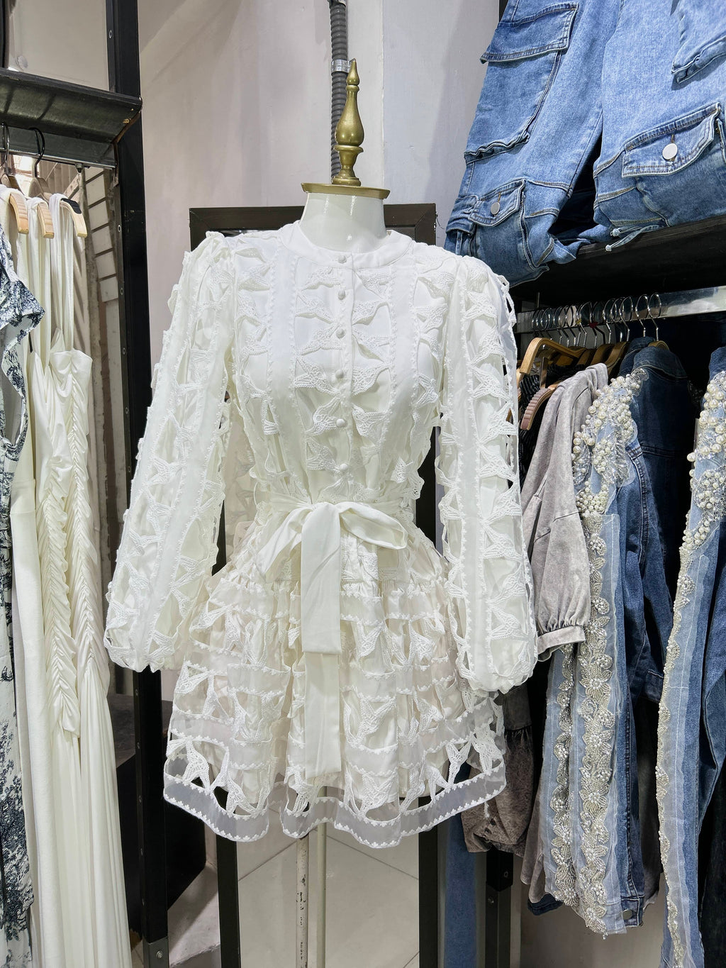 Vestido blanco manga larga con textura y amarre en cintura