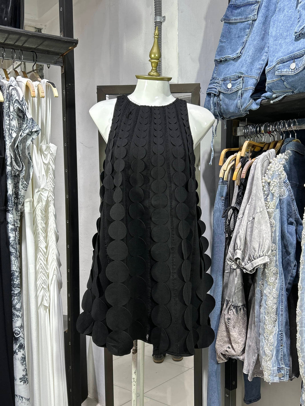 Vestido corto negro con textura amarre en cuello