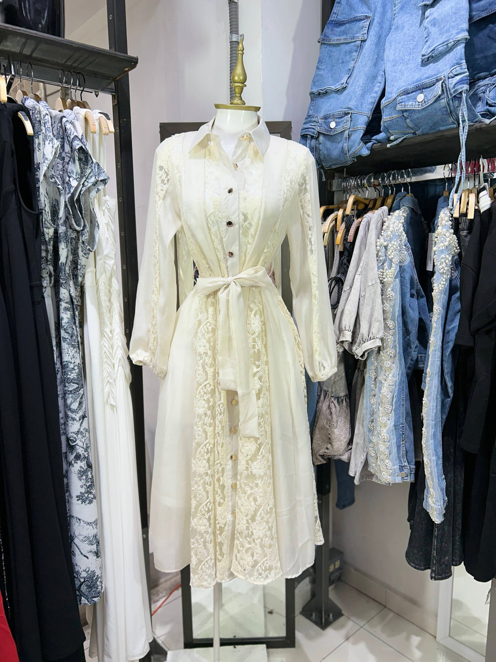 Vestido ivory manga larga con detalles en encaje