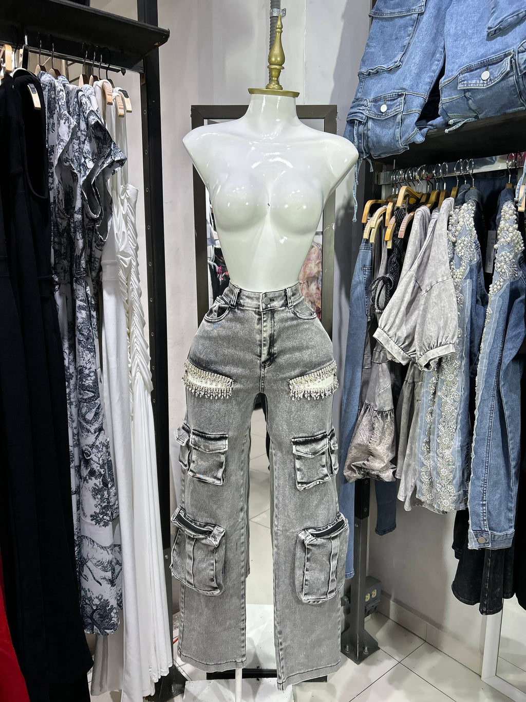 Pantalon cargo mezclilla oscura acid wash con detalles en pedreria