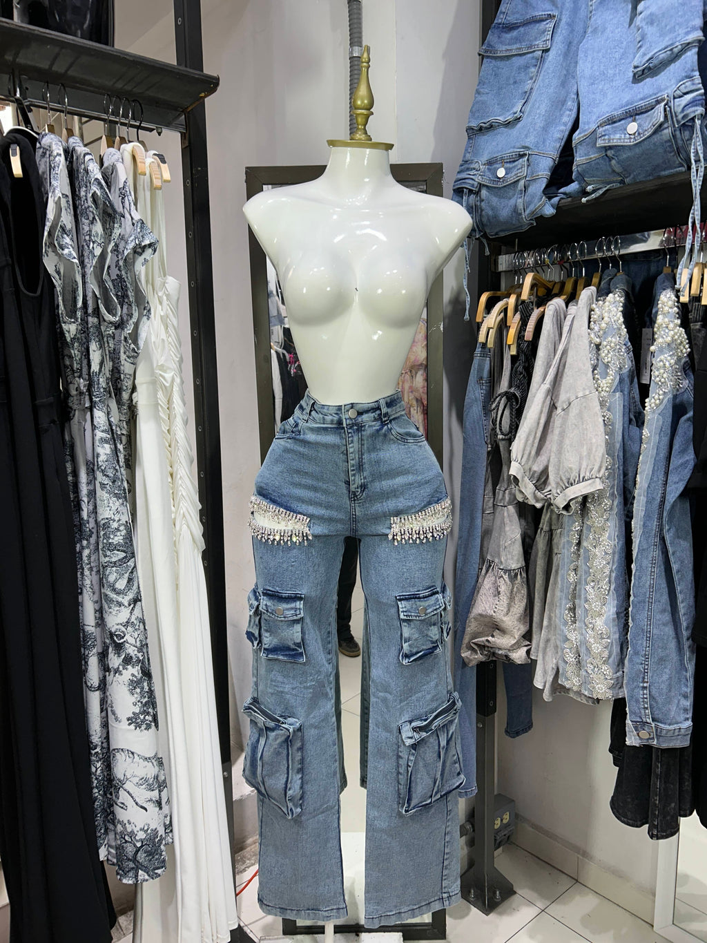 Pantalon cargo mezclilla acid wash con detalles en pedreria