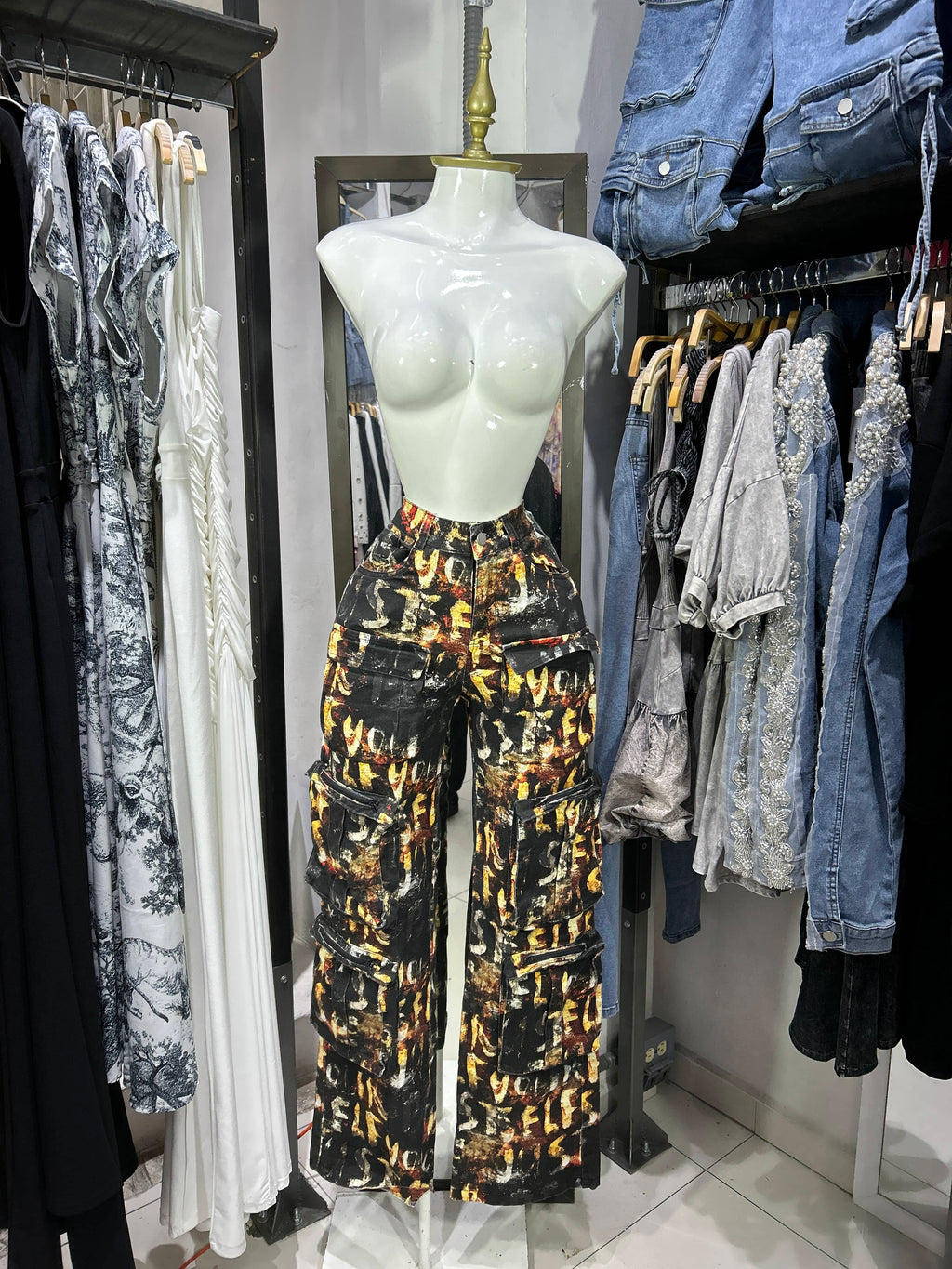 Pantalon cargo estampado letras oscuras