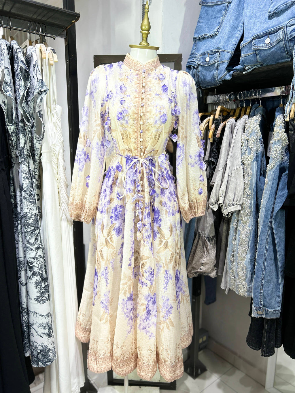 Vestido largo beige con detalles lilas