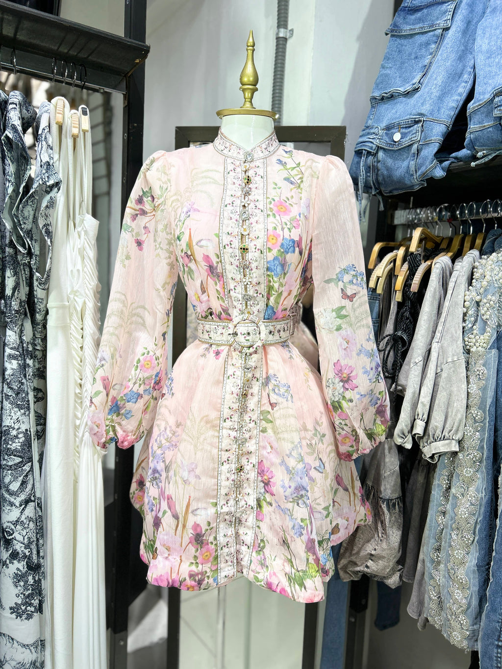 Vestido corto manga larga estamapdo floral botones de pedreria