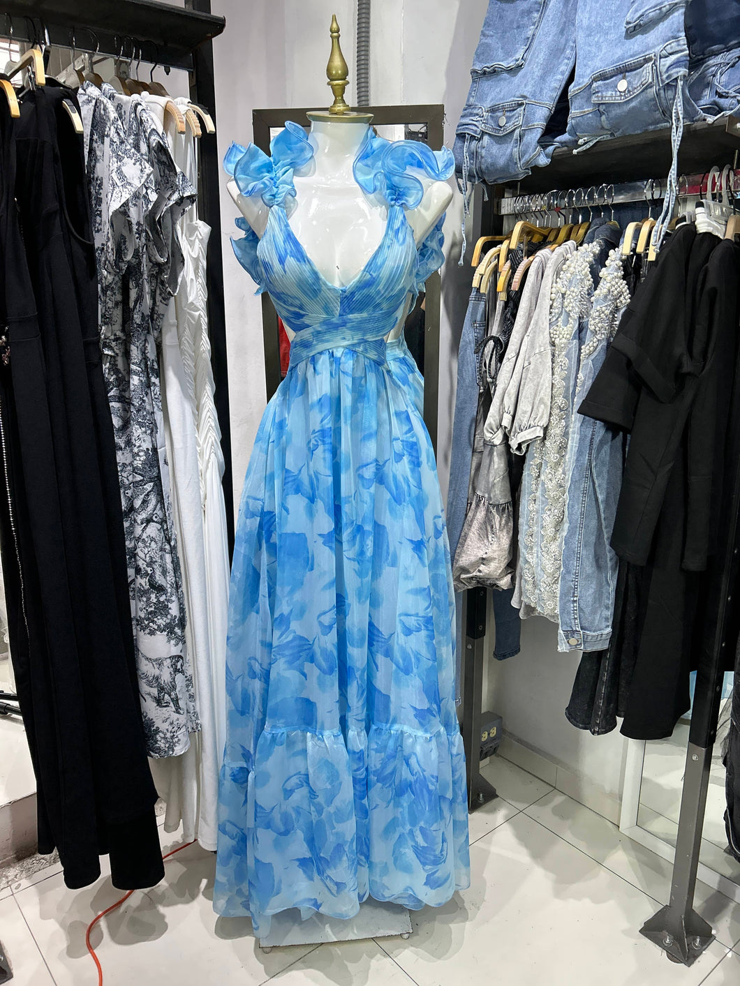 Vestido azul largo estampado floral con escote en cintura