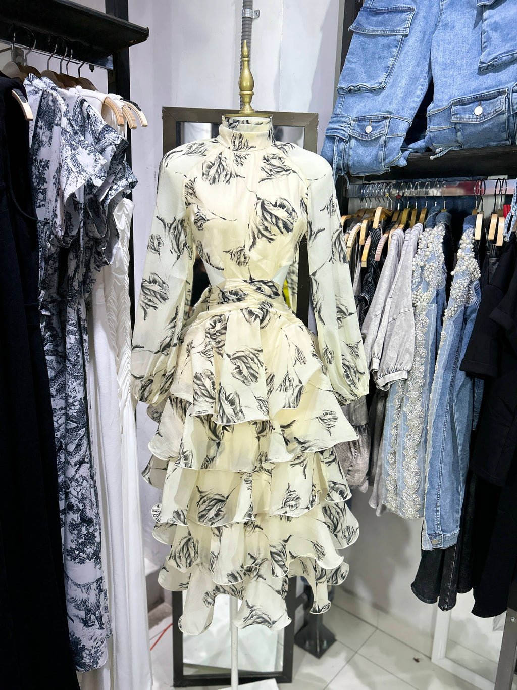 Vestido lrgo manga larga ivroy con estampado floral escote en cintura
