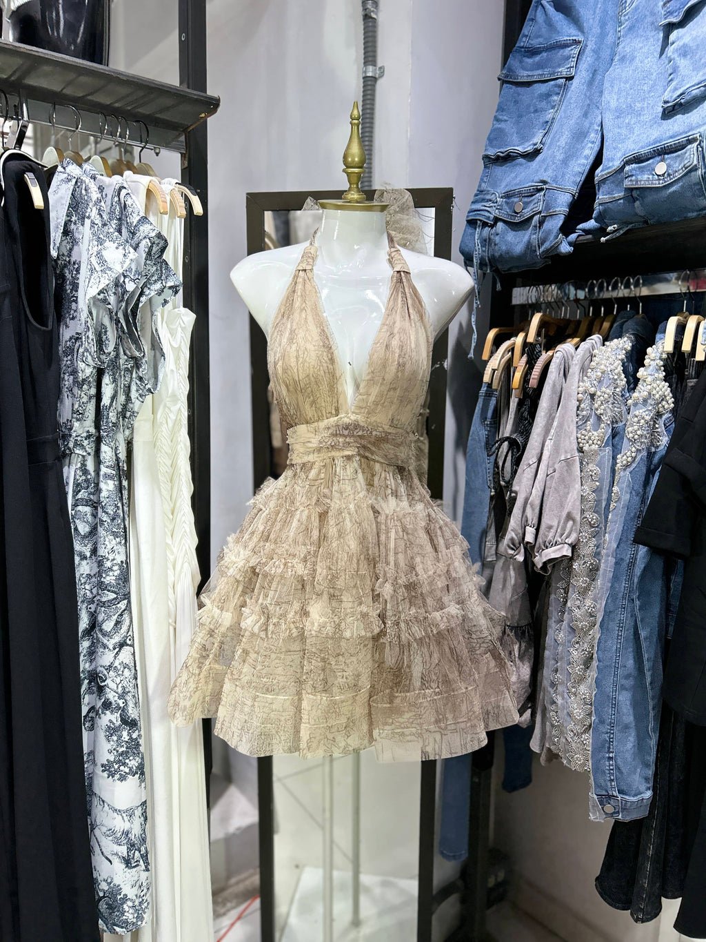 Vestido ivory halter de mesh con estampado