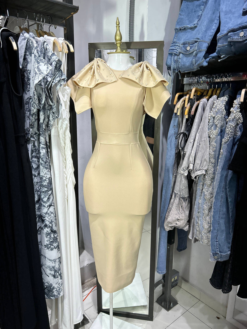 Vestido beige midi bandage con monos y perlas en hombro