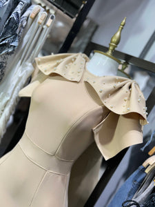 Vestido beige midi bandage con monos y perlas en hombro