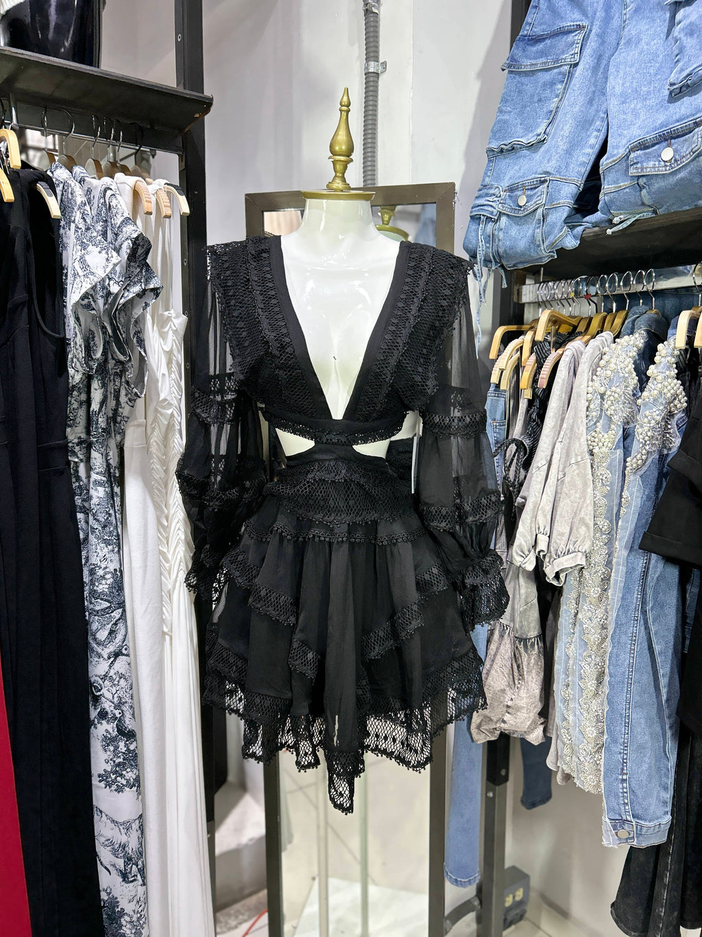 Vestido negro corto manga larga con escote en cintura RESTOCK