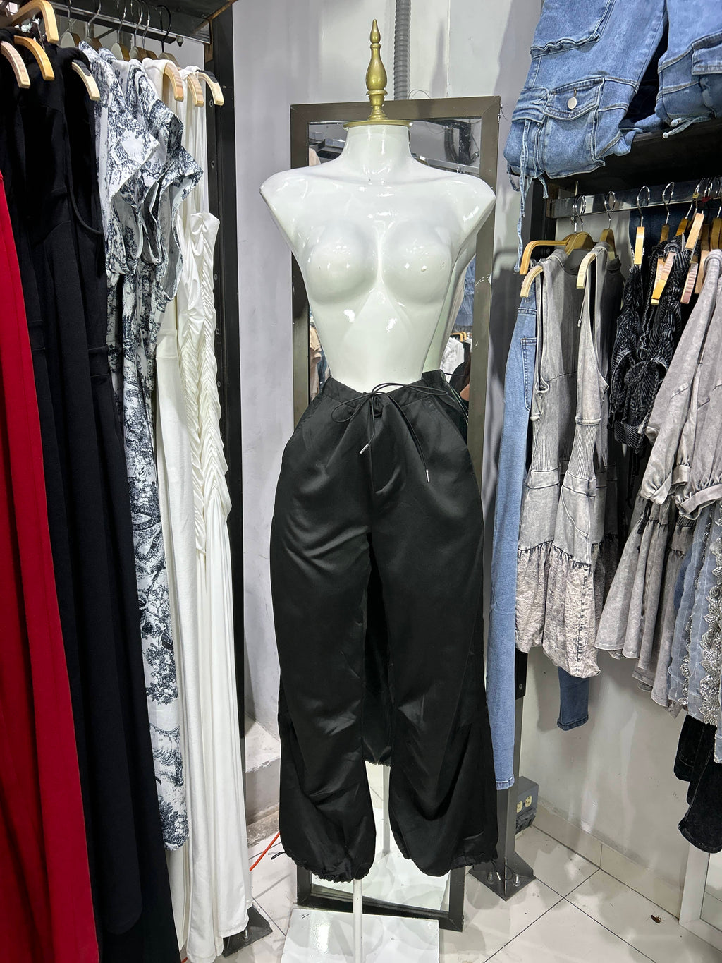 Pantalon negro satin cargo