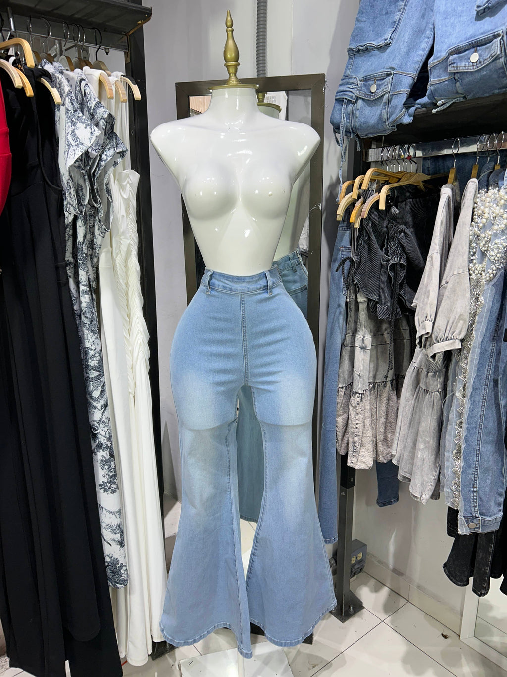 Jeans tiro alto acampanados mezclilla