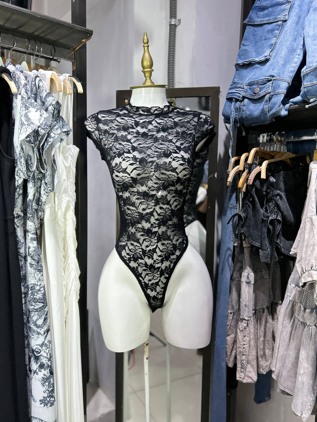 Body negro de encaje manga corta