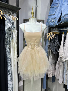 Vestido beige corto parte alta tipo corset parte baja de mesh