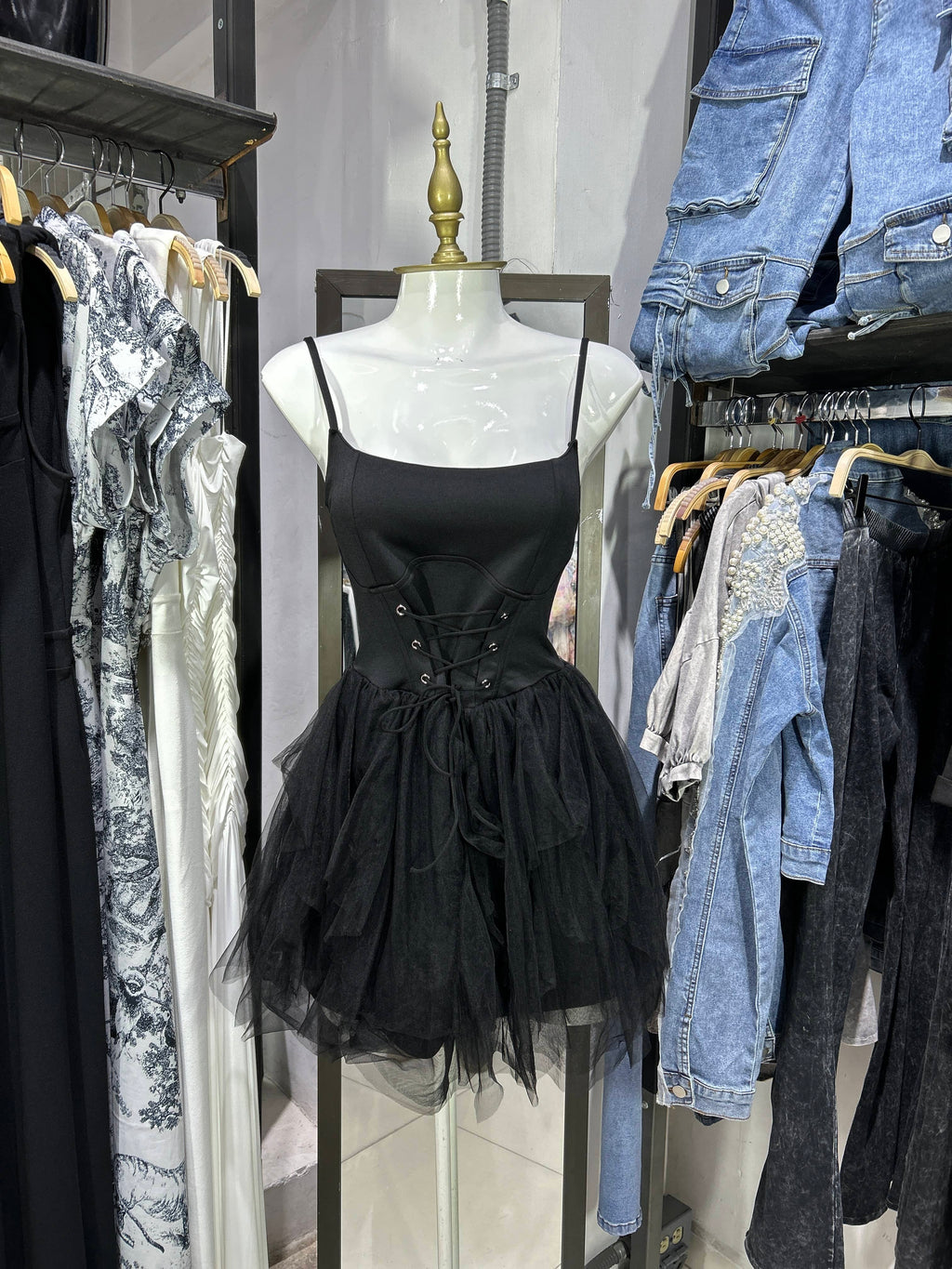 Vestido negro corto parte alta tipo corset parte baja de mesh