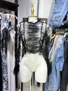 Blusa negra de mesh corrugada manga larga