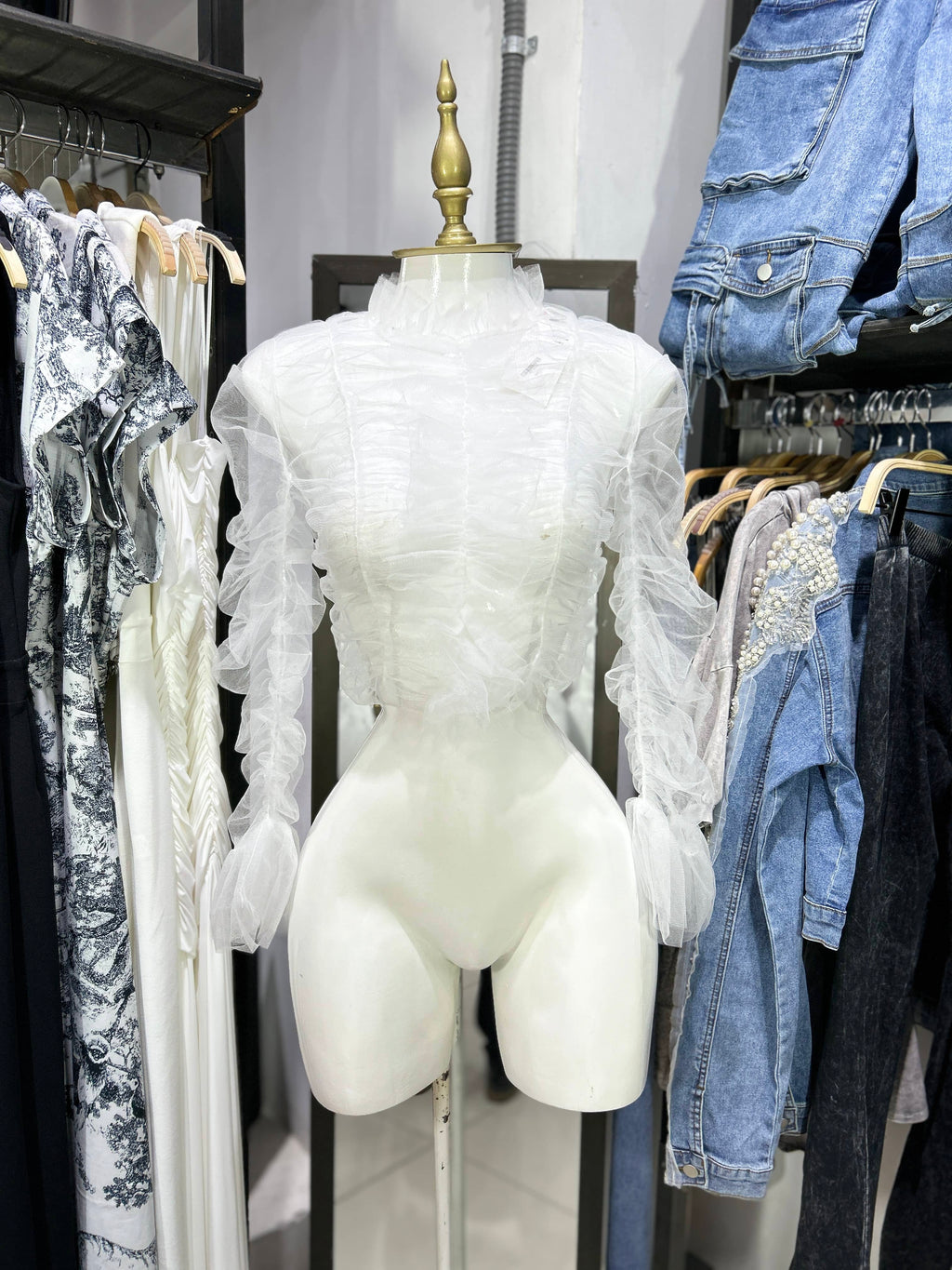 Blusa blanca de mesh corrugada manga larga