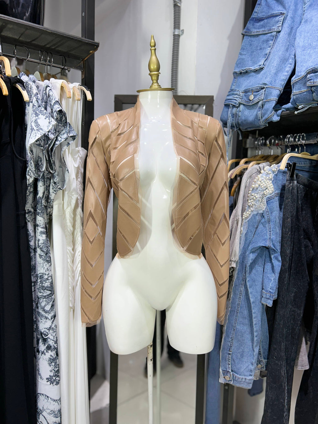 Chamarra beige de mesh con cortes de vinipiel