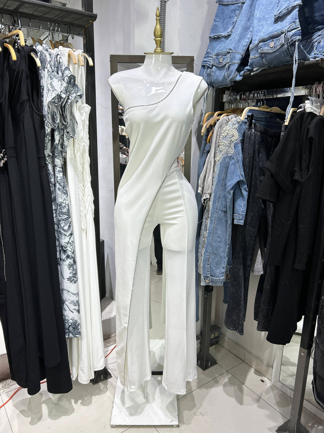 Conjunto blanco de un hombro con filo de pedreria