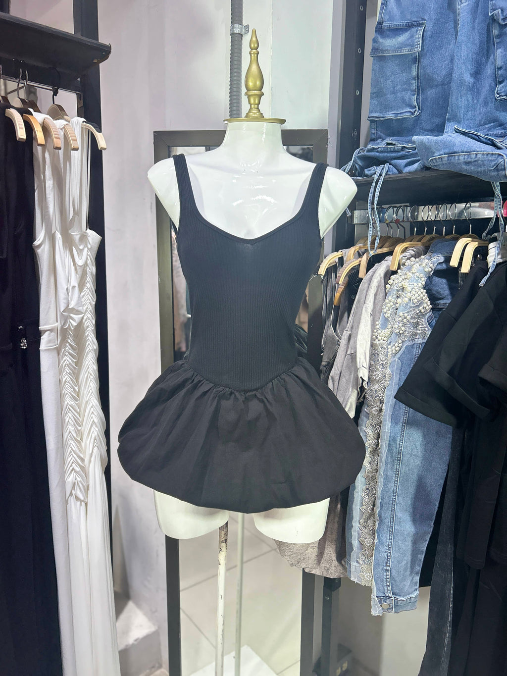 Vestido negro parte alta rib parte baja tipo globo