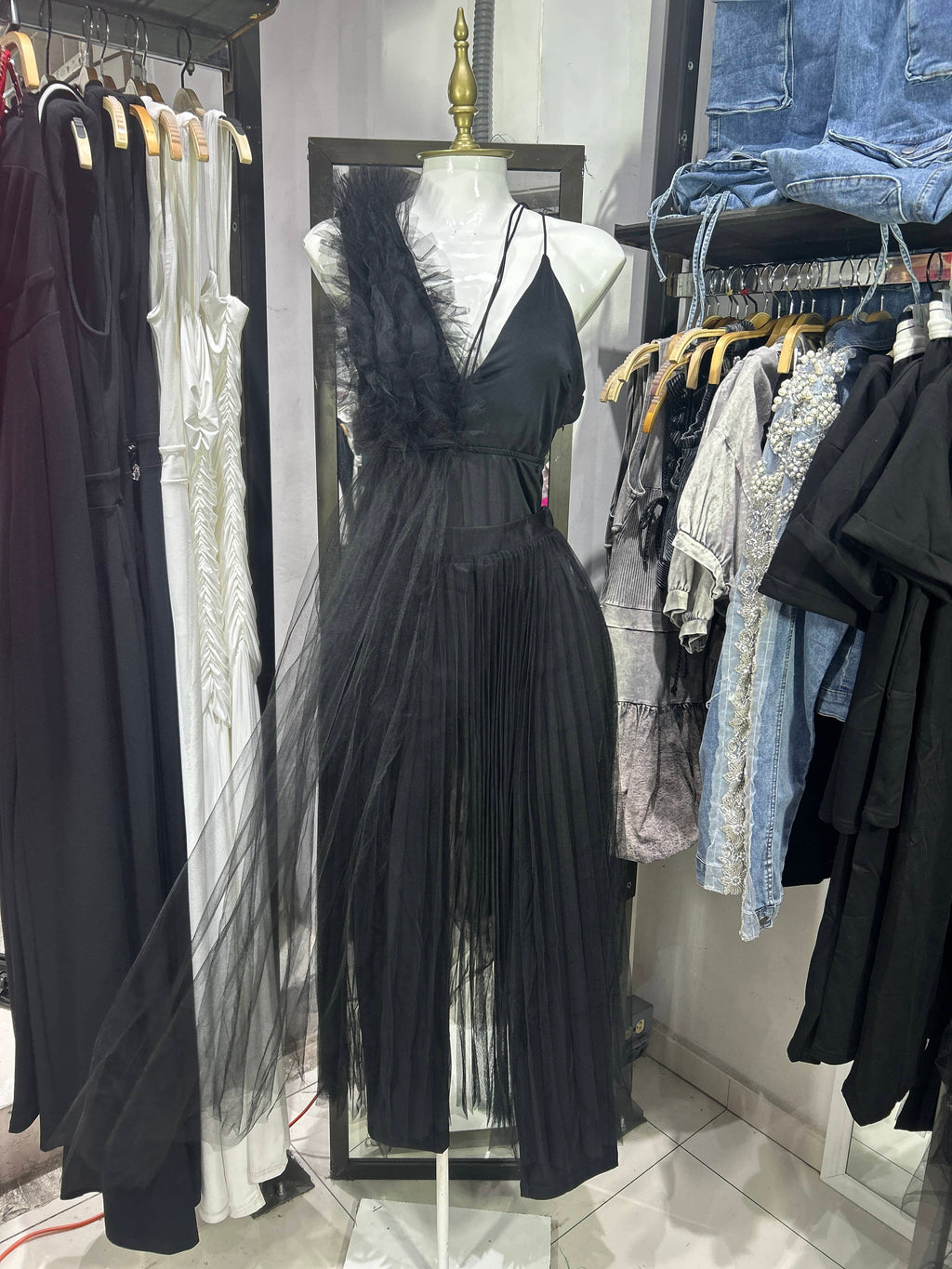 Conjunto negro de tres piezas body faldon y pantalon