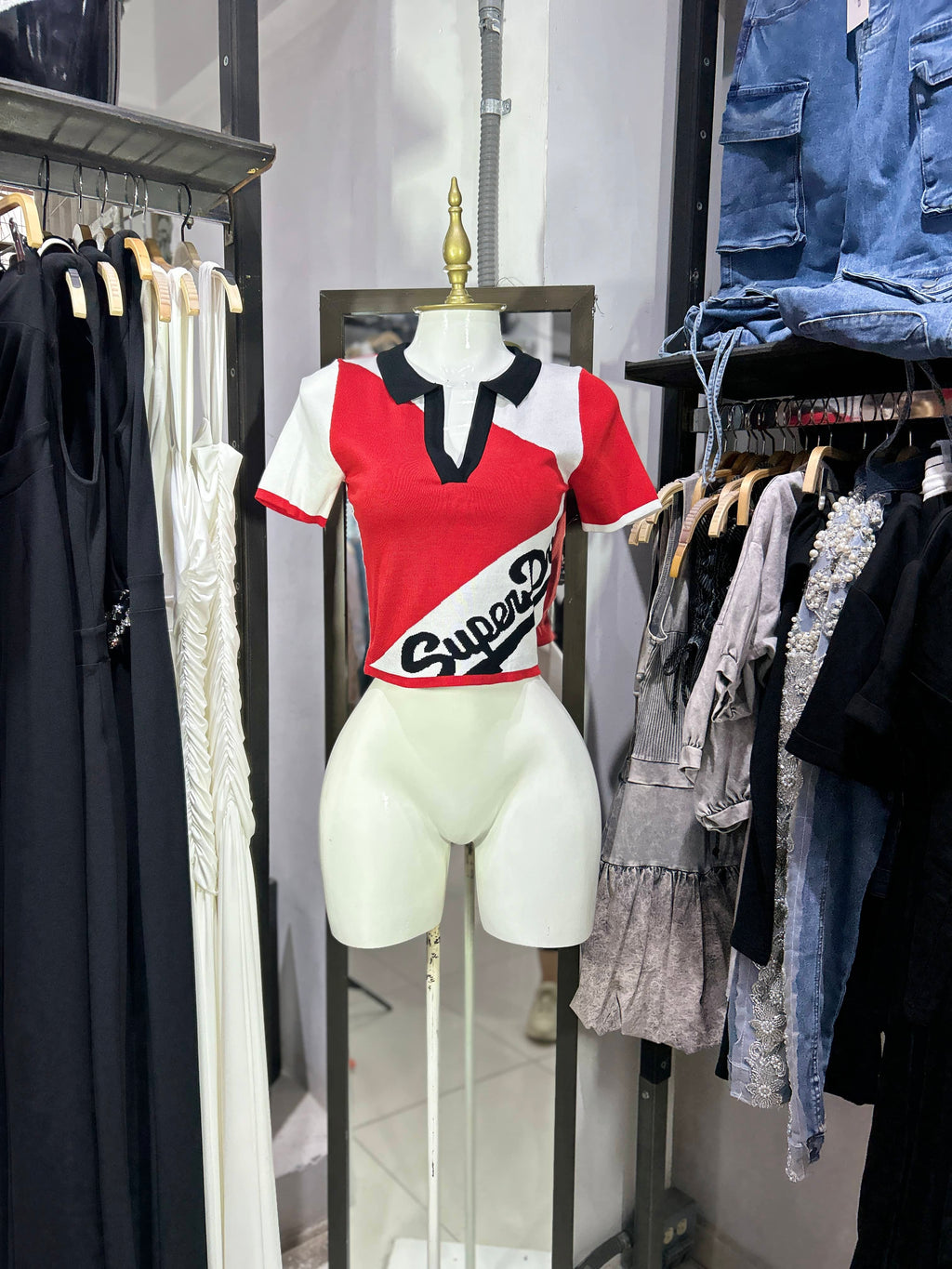 Blusa roja tipo racer con detalles negros