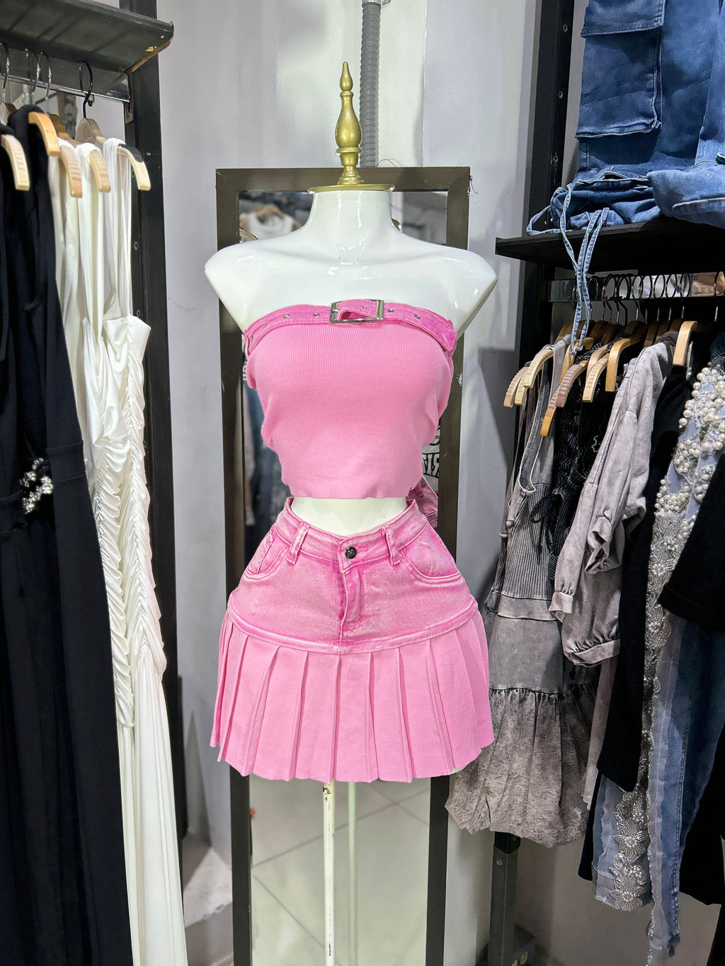Conjunto rosa blusa strapless y mini falda tableada