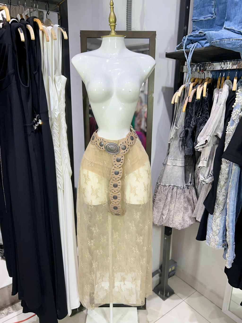 Falda beige de encaje con forro corto (incluye cinto)