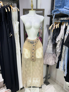 Falda beige de encaje con forro corto (incluye cinto)