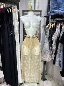 Falda beige de encaje con forro corto (incluye cinto)