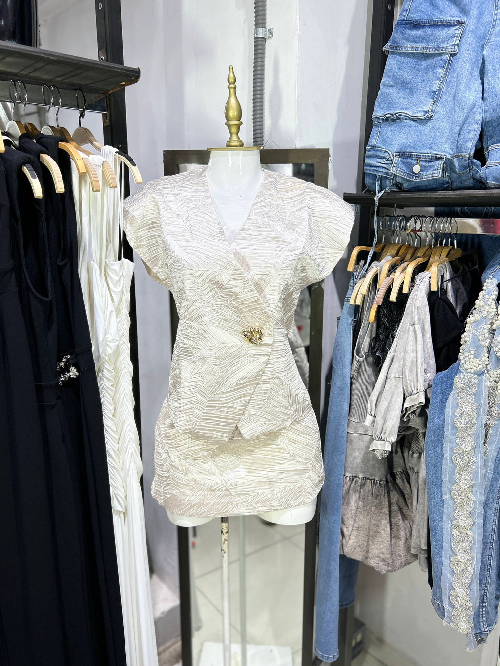 Conjunto ivory satinado con textura blusa y short