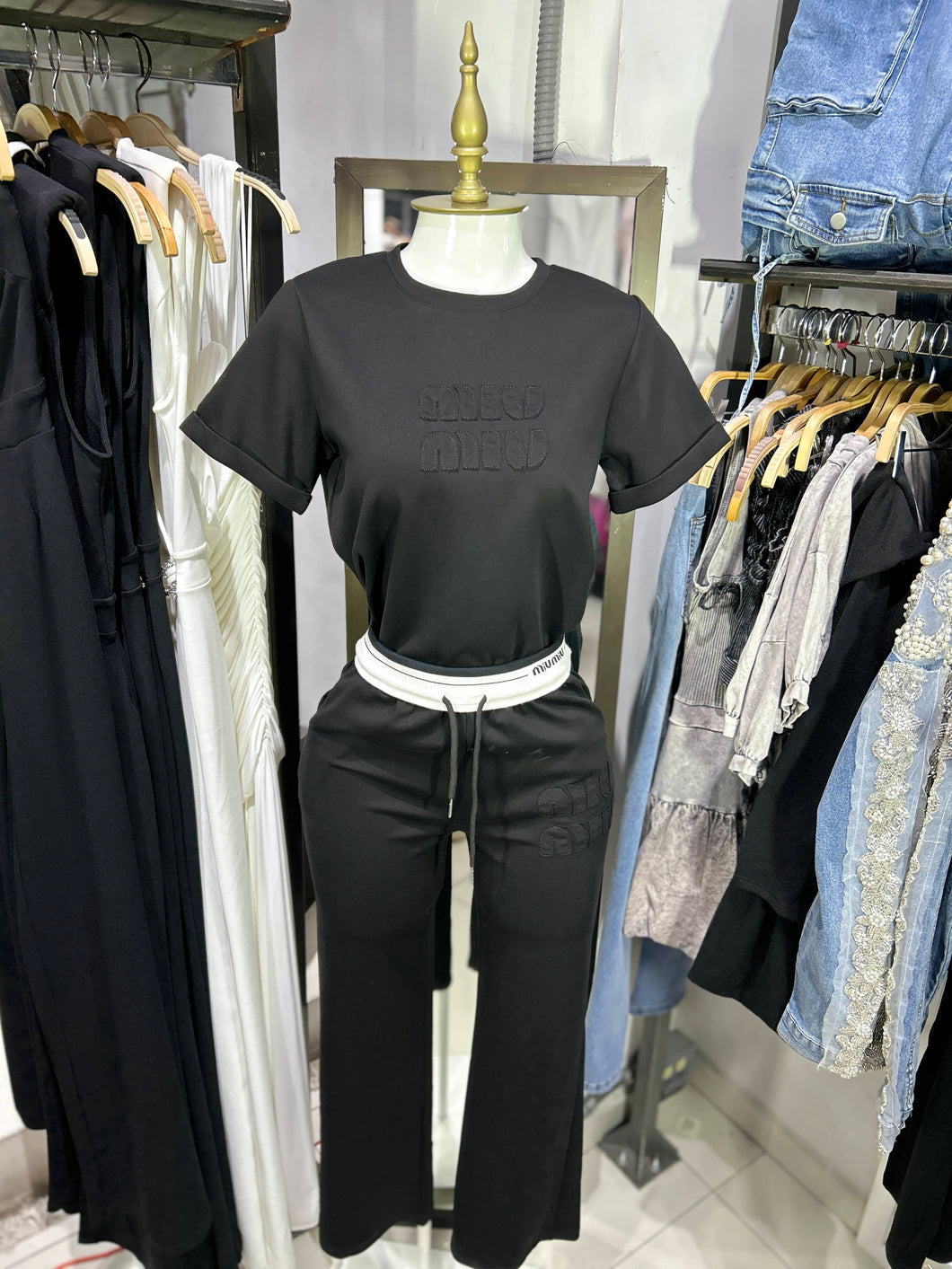 Set negro Miu Miu letras desgastadas