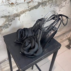 Zapatilla Penelope negra con maxi flor y cintas envolventes