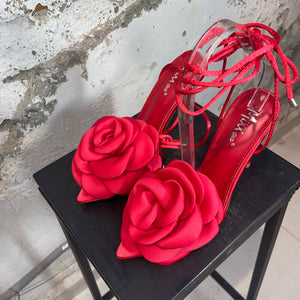 Zapatilla Paloma roja con maxi flor y cintas envolventes