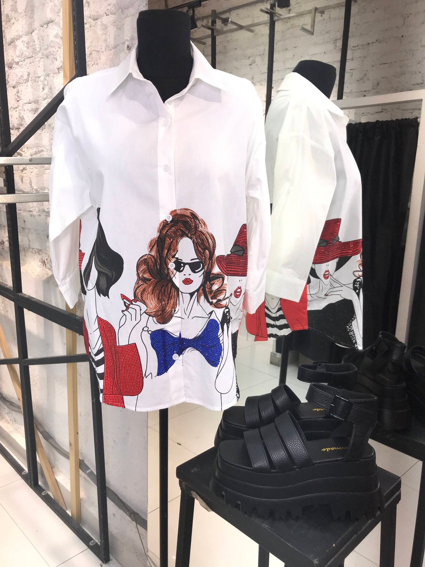 Blusa camisera blanca manga 3 cuartos con estampado y pedreria girls en parte baja