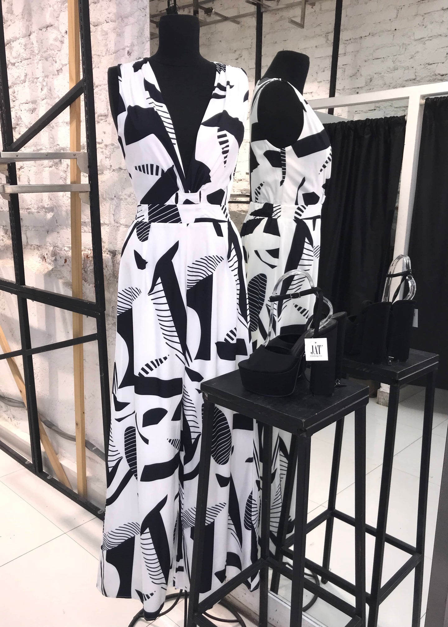 Jumpsuit blanco con negro estampado abstracto